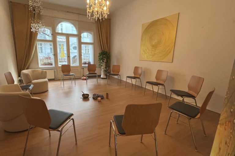 Weite der Natur Dramatischer Himmel über dem Ozean mit Wolken und spiegelndem Wasser.