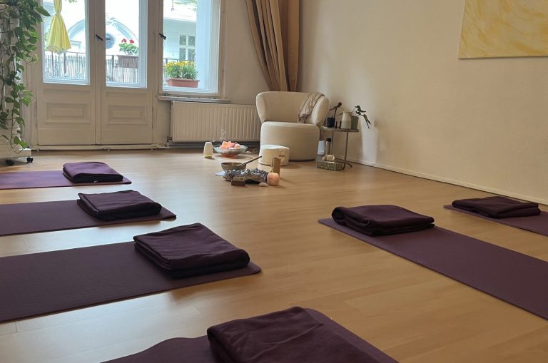 Dramatischer Himmel über dem Ozean mit Wolken und spiegelndem Wasser.